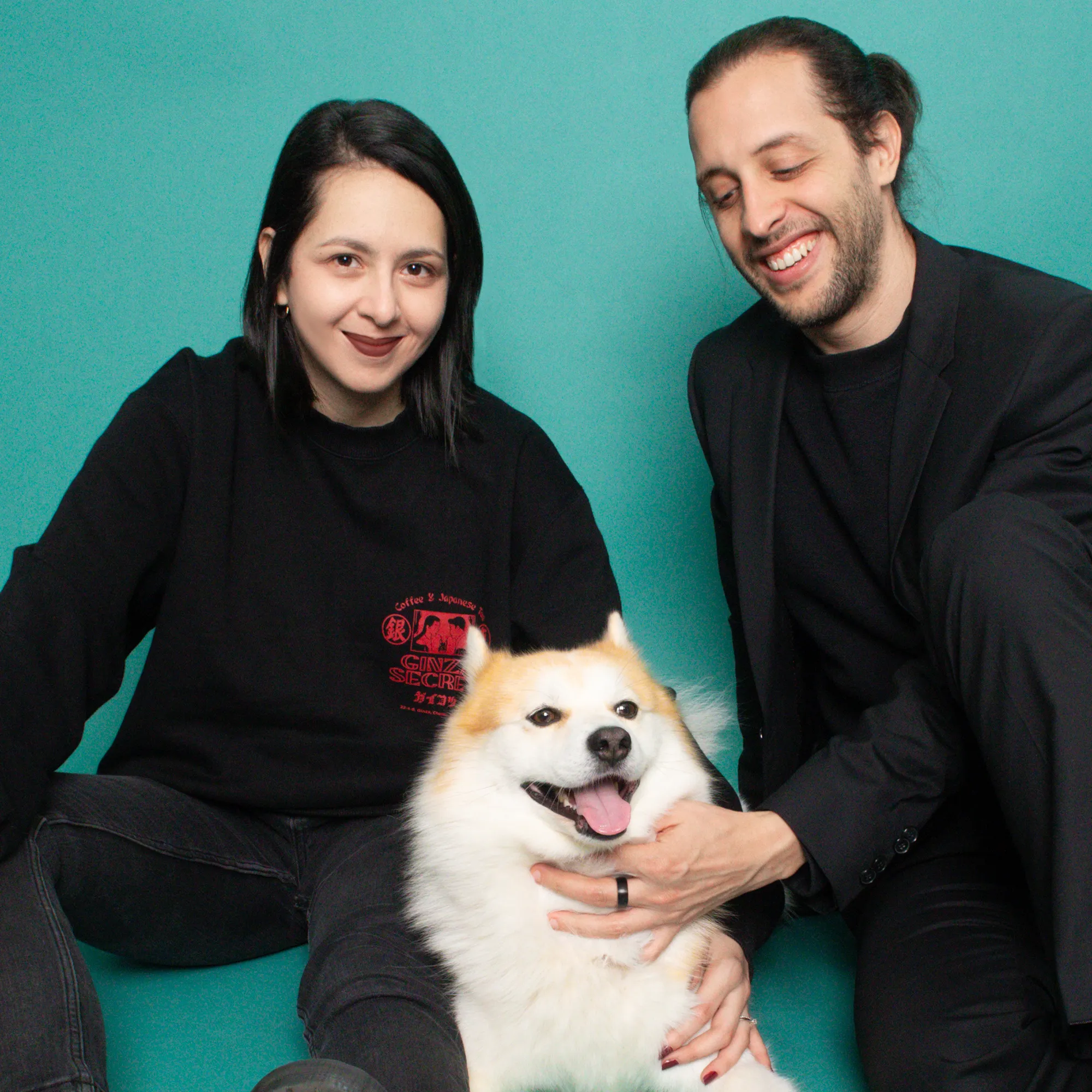 Yasmine Belattar et Zakaria Brahami, fondateurs d’APPETTO, posent avec leur chien Sköll, application de référence pour choisir des croquettes, pâtées et friandises de qualité, analyse des ingrédients et compositions et notation de A à E grâce au Pet-Score.