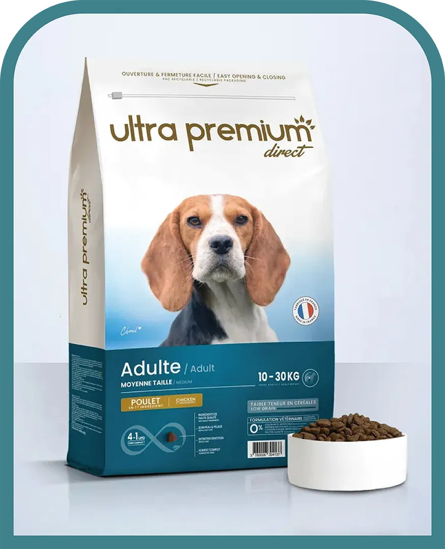 Sac de croquettes Ultra Premium Direct Adulte moyenne taille au poulet avec bol de croquettes au premier plan, aliment sec principal recommande pour Cooper dans son programme nutritionnel Appetto.