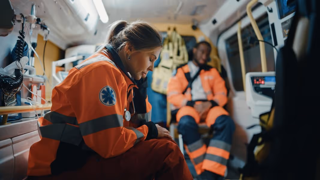 Unavení lekári sedia v záchranke – znázornenie vyčerpania počas služby