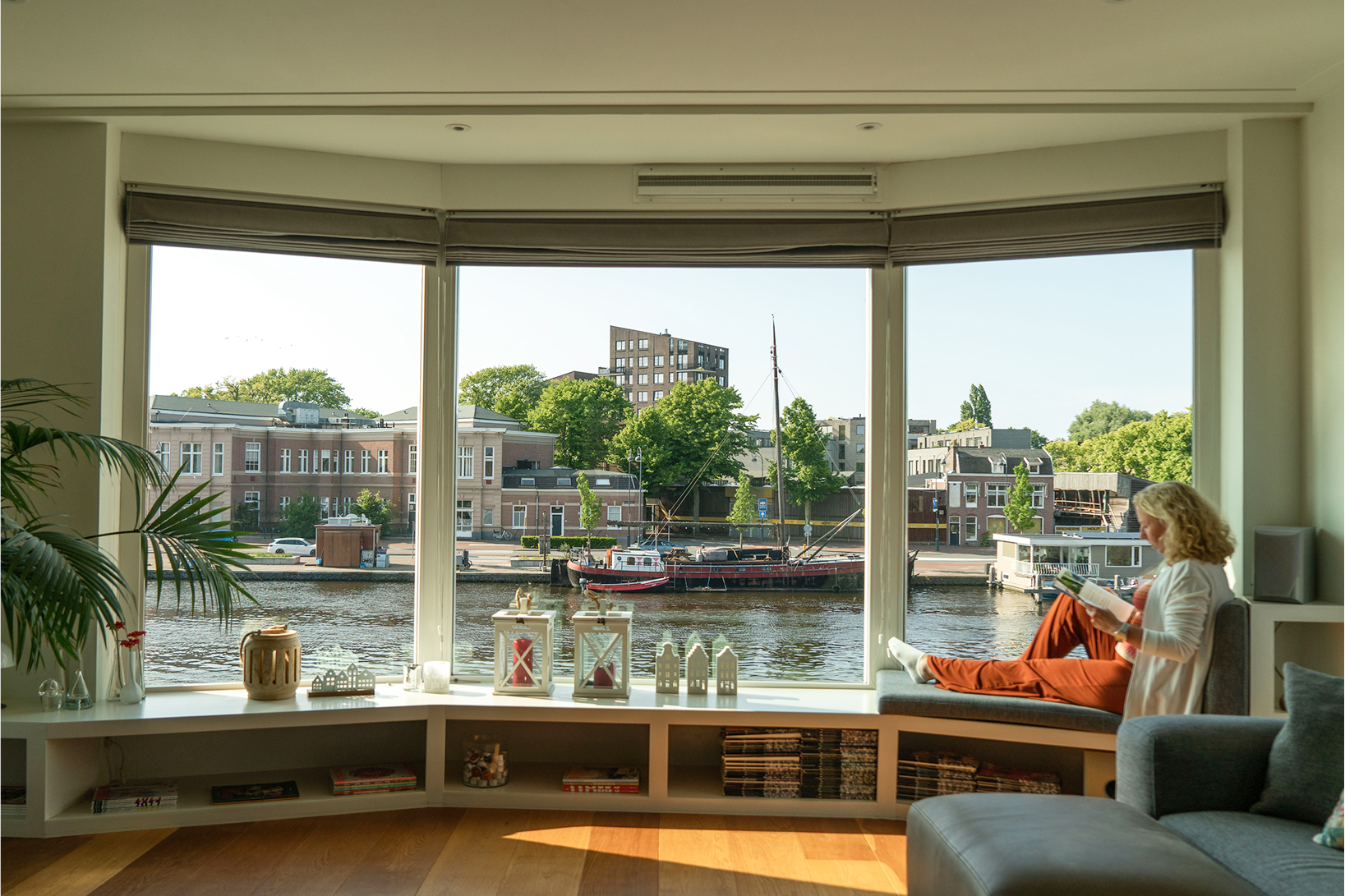 Panoramisch raam met uitzicht.