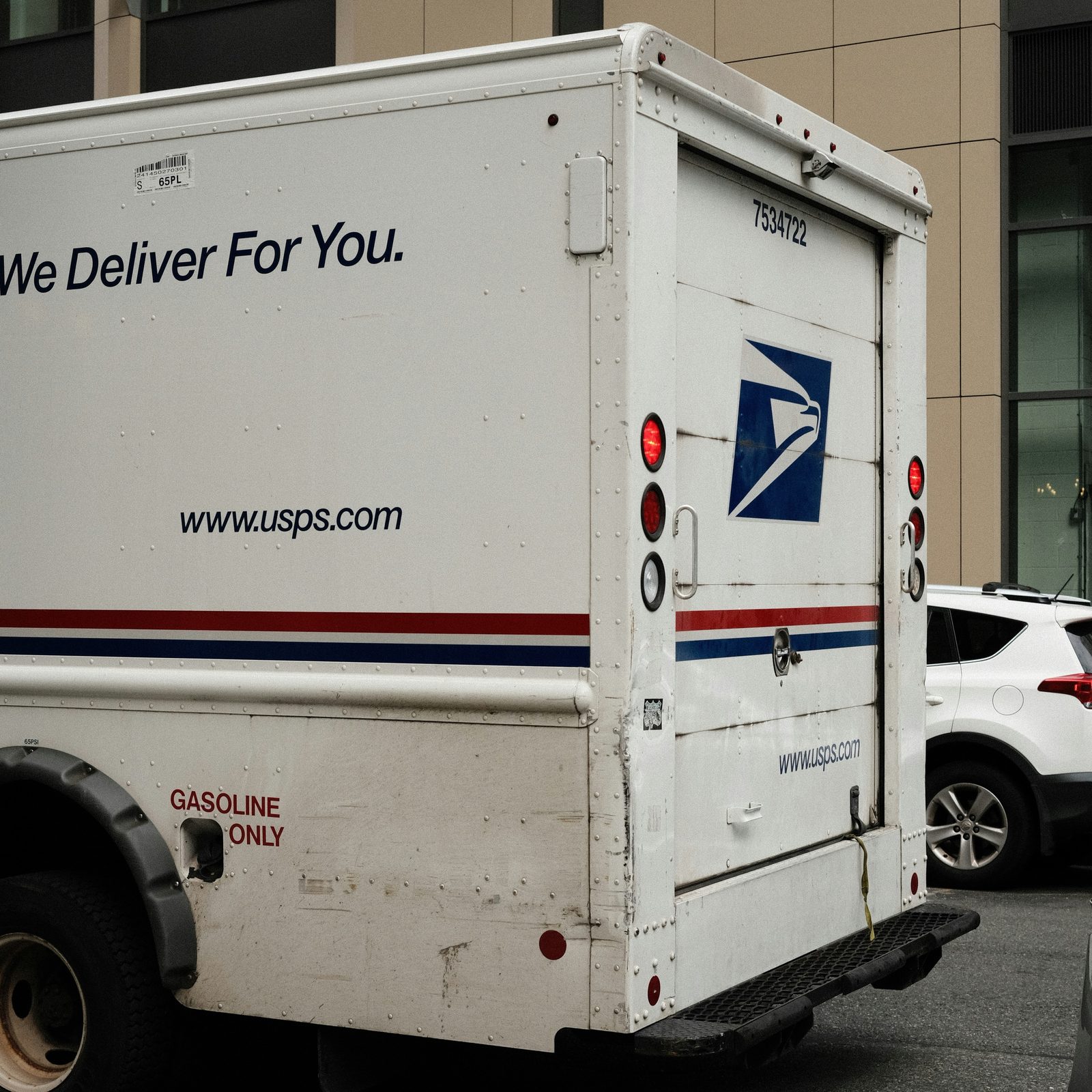 Delivery truck accident lawyer in Los Angeles CA helping injured victims