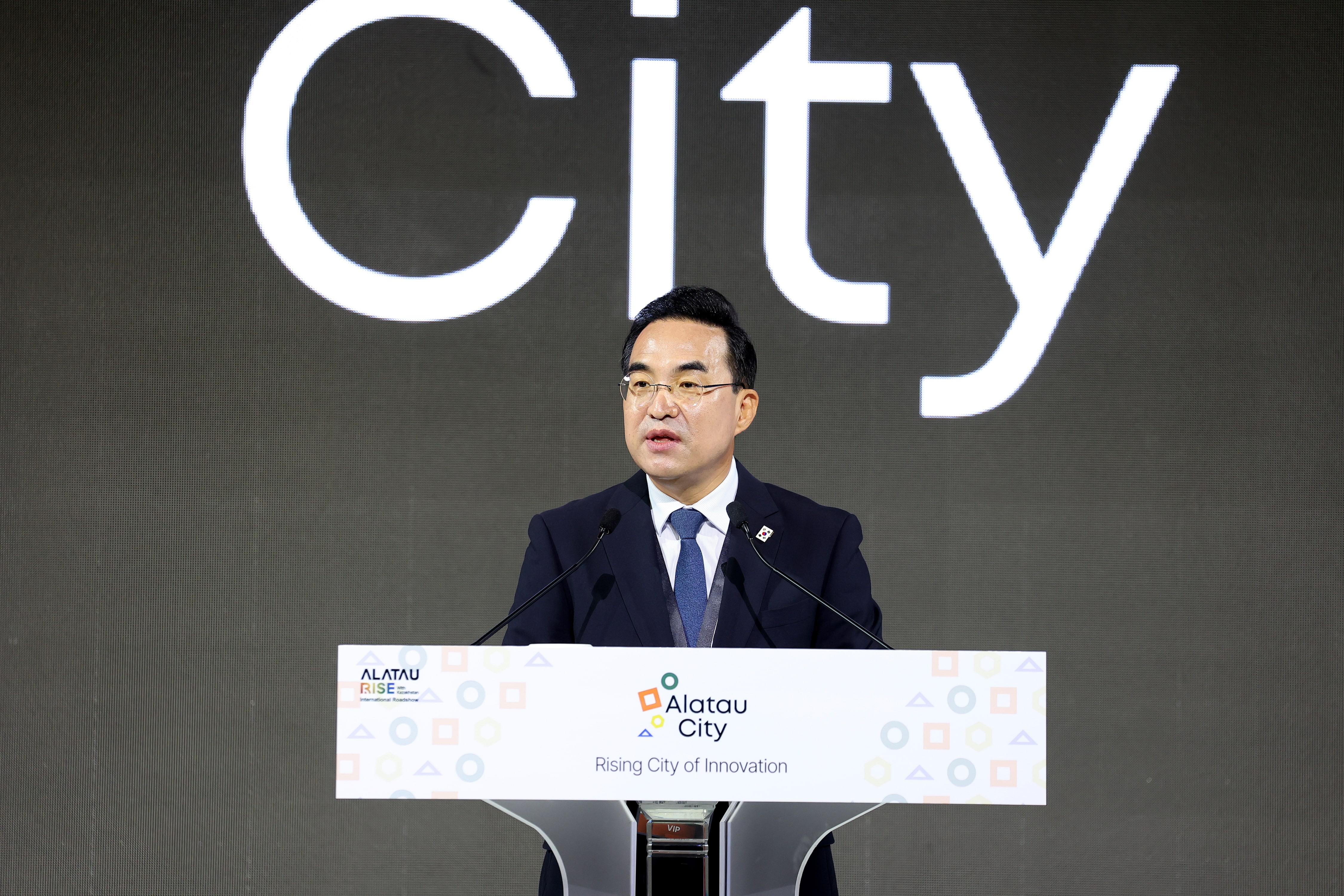 Aju news: Park Hong Geun, Chairman of the Hong Beom Do General Memorial Foundation, giving a congratulatory address