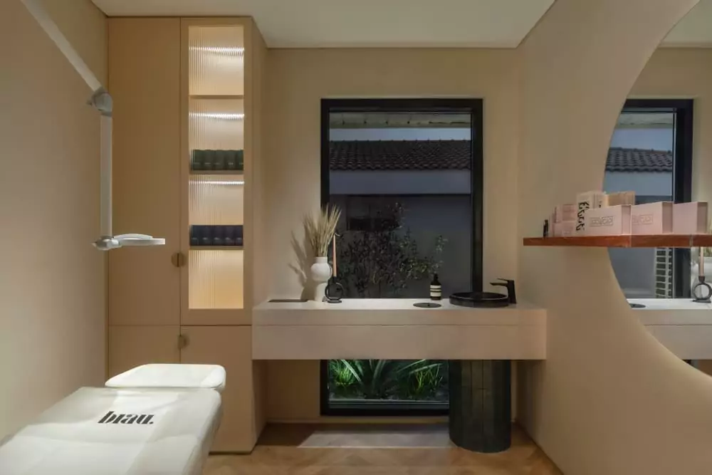 A bath room with two sinks and a bath tub.