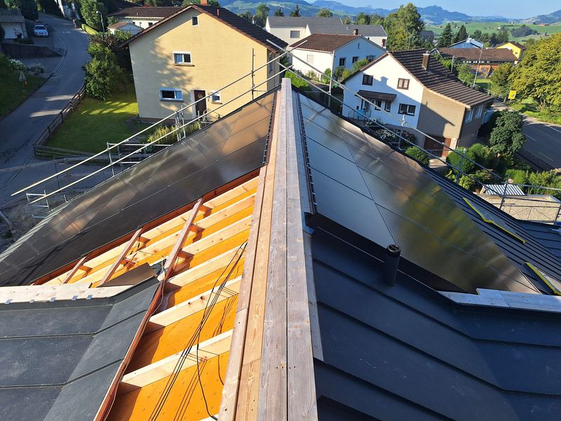 Montage einer Photovoltaikanlage auf dem Dach