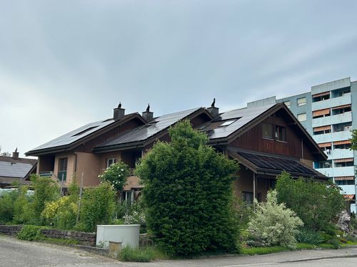 Große Solaranlage auf großer Dachfläche