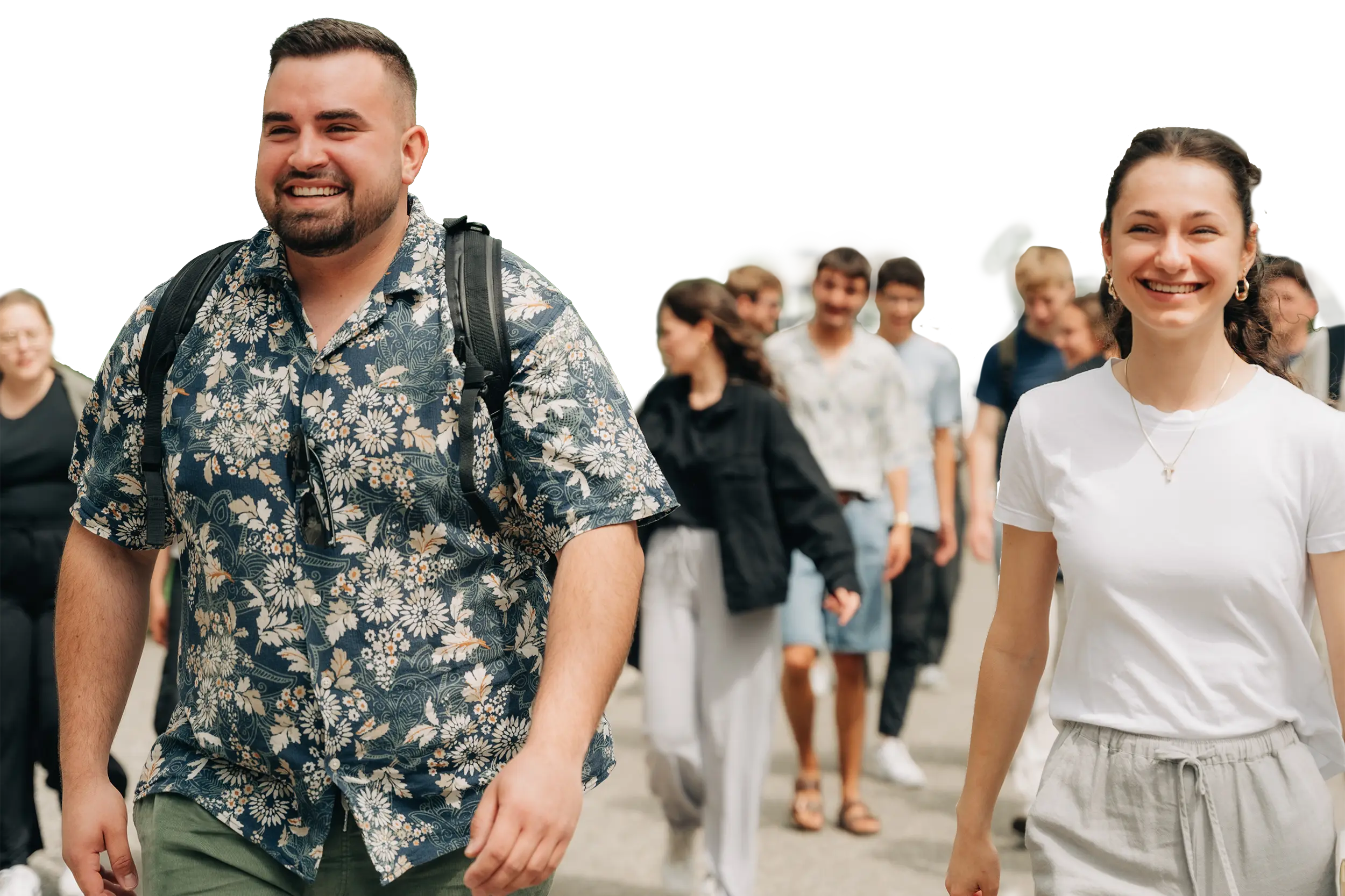 Eine Gruppe von jungen Menschen die gemeinsam unterwegs sind