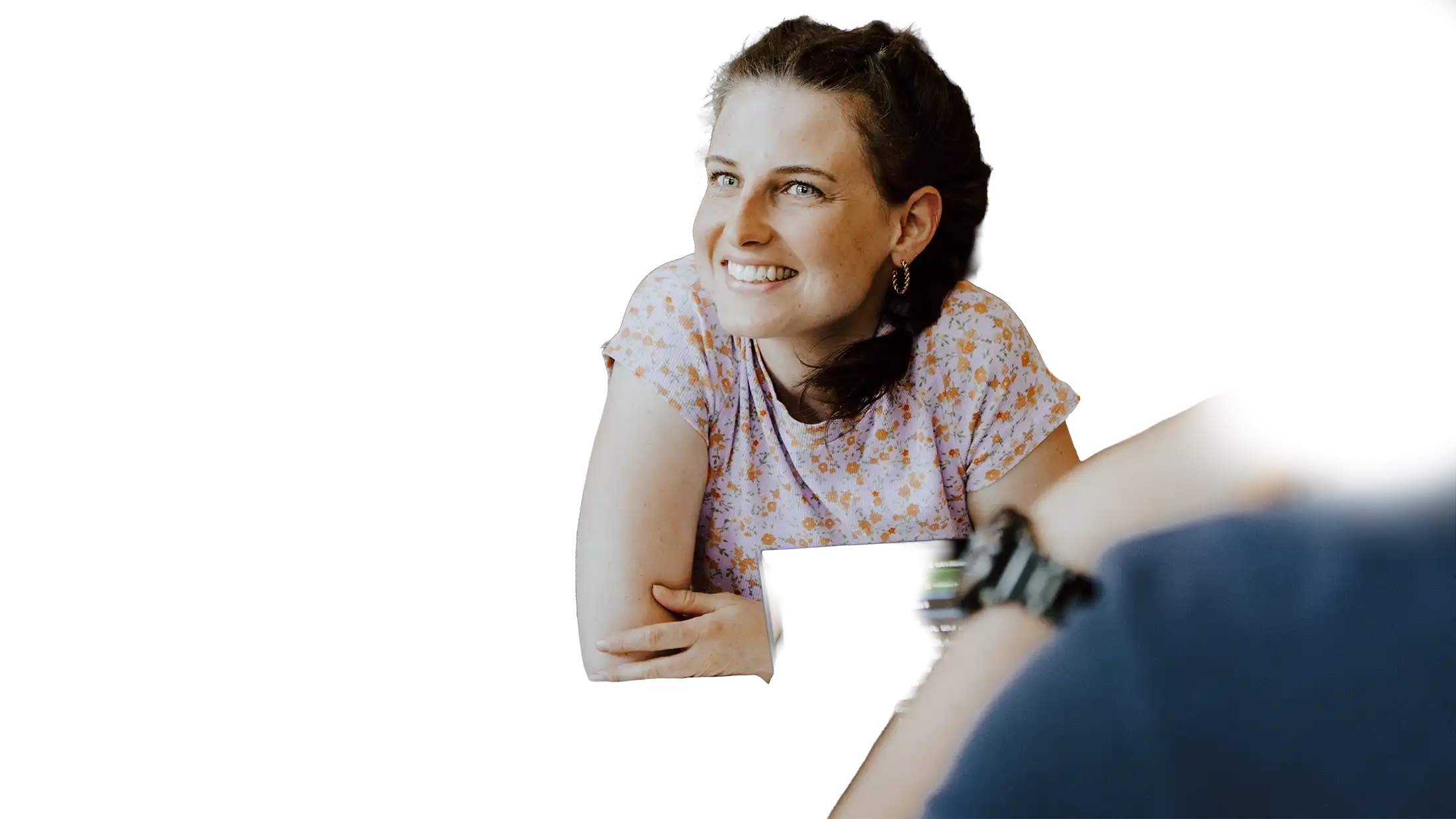 Junge Frau mit interessiertem Blick
