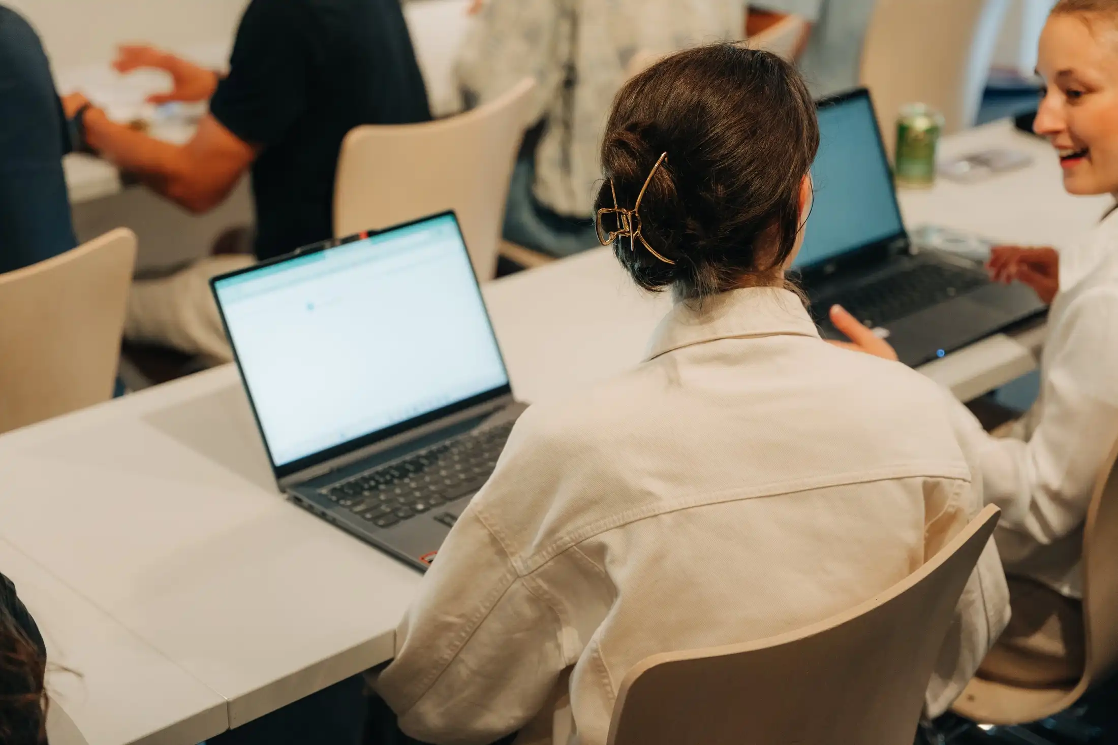 Klassenzimmer mit einer Studentin am Laptop