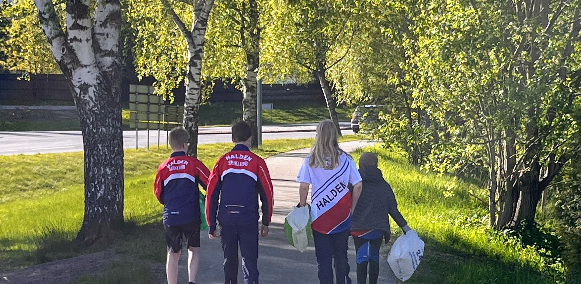 Barn og unge fra Halden Skiklubb rydder med Plastdugnaden