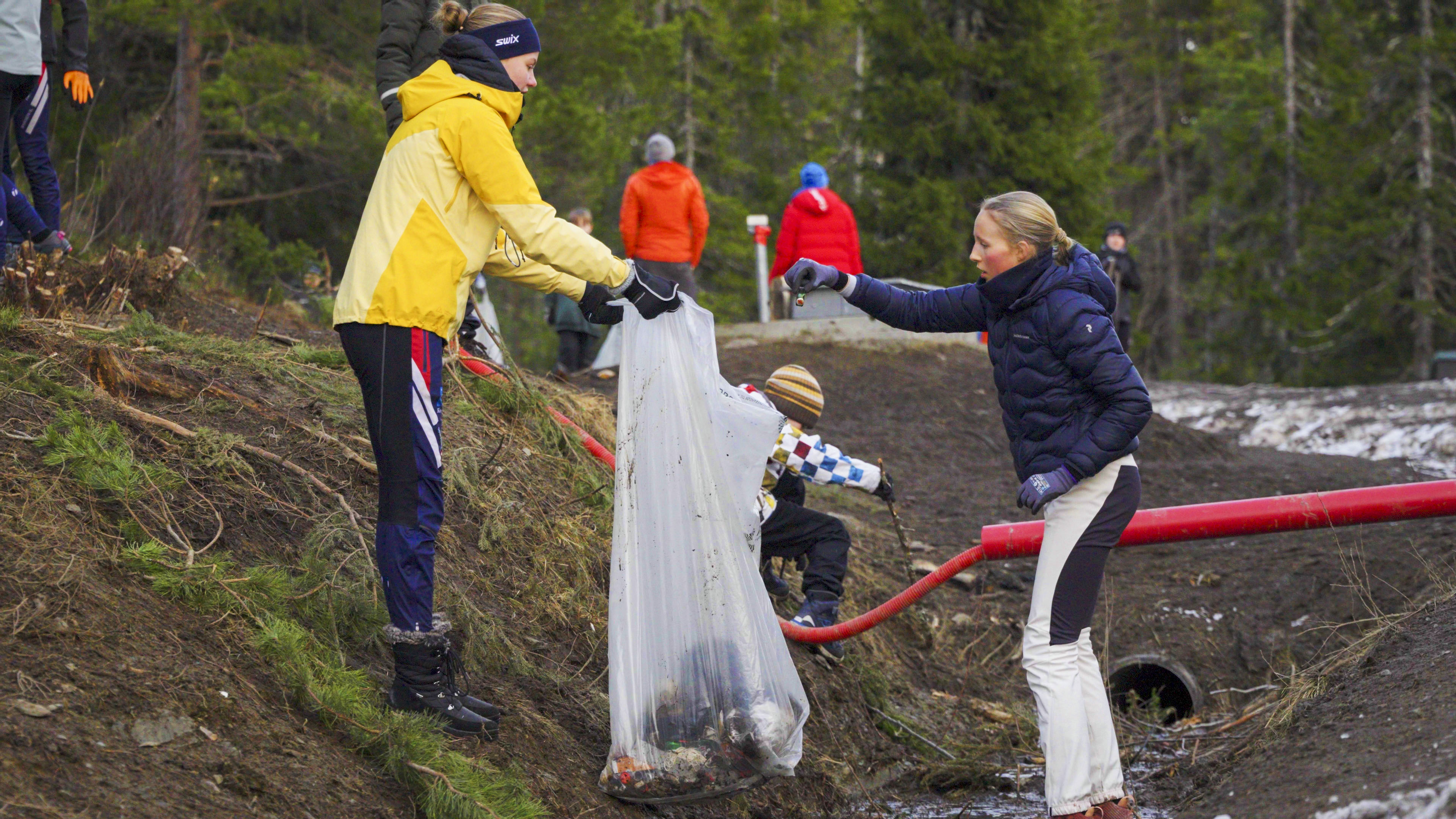 UFO: ugdomsgruppen i oreientering i Halden Skiklubb rydder med Plastdugnaden