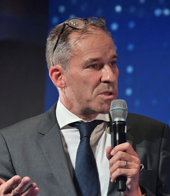 Dr Thomas D. Zweifel.