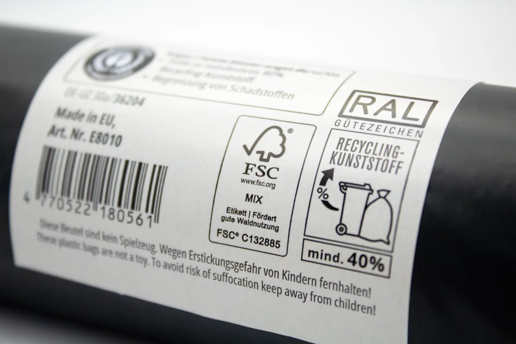 Macro view of a sustainable banderole highlighting RAL quality marks and high-contrast barcodes, ensuring regulatory compliance and readability during inventory scanning.