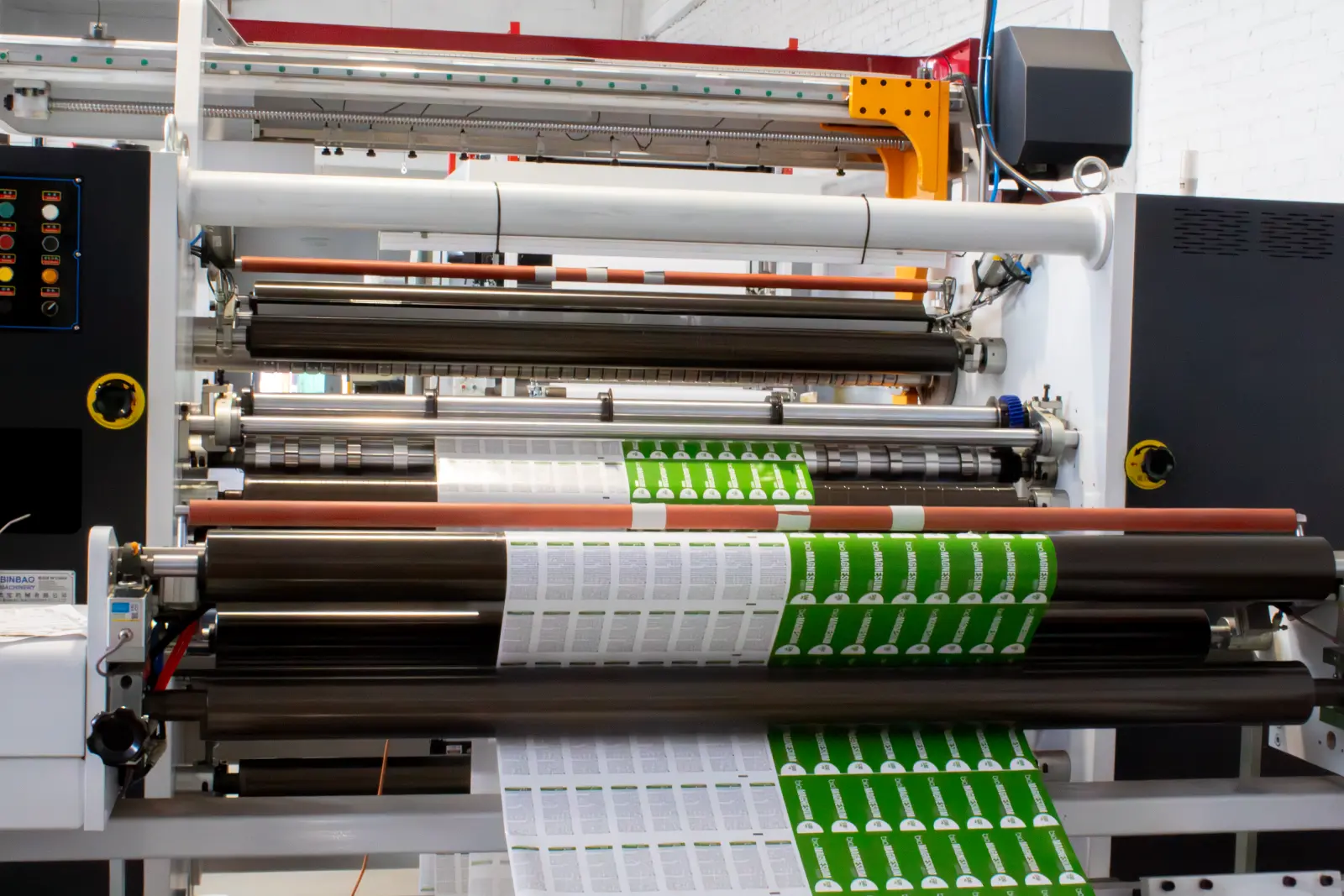 Greitaeigė konvertavimo ir rotacinio kirtimo įranga „Leoprint“, apdorojanti tvarius spausdintus laminatus su dideliu registracijos tikslumu.