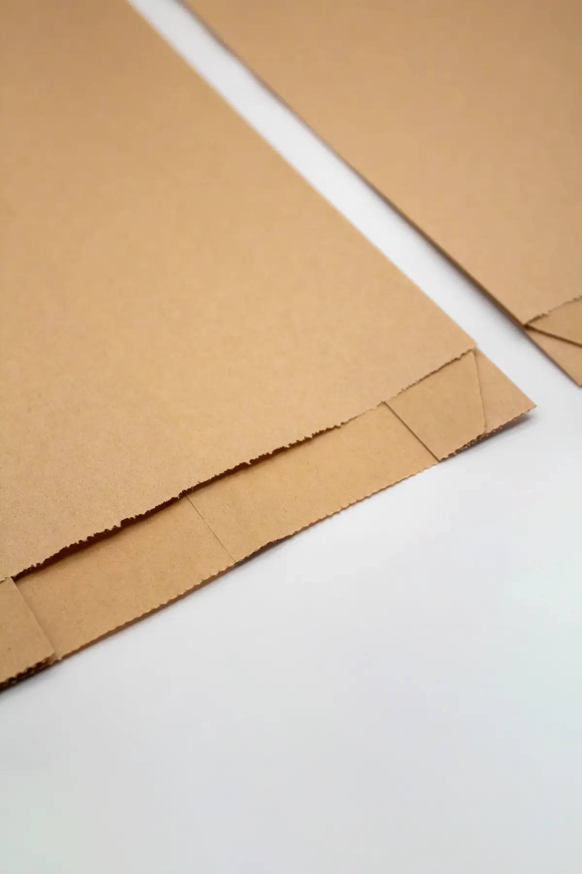 Detail der V-förmigen Papierbeutelkonstruktion, entwickelt für Hochgeschwindigkeits-Fertigungslinien, zeigt präzise Faltung ohne Kunststoffklebstoffe.