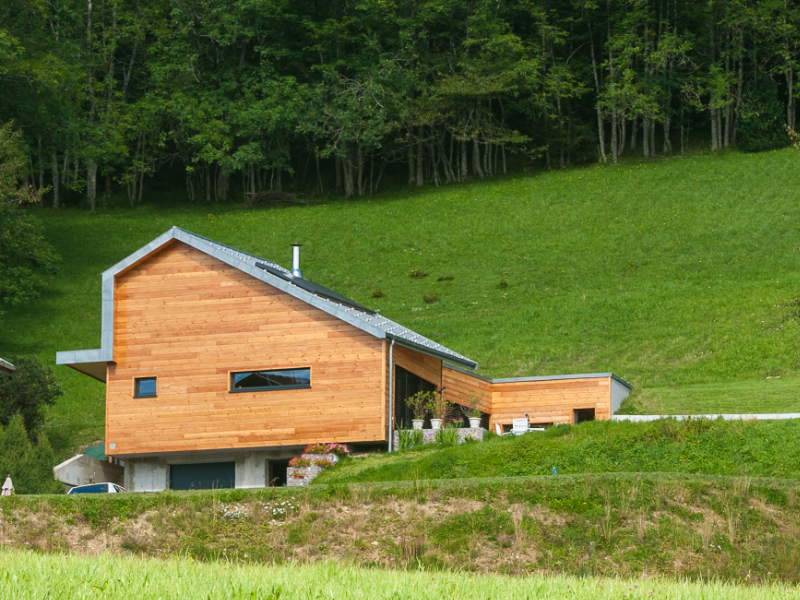 Maison écologique en Haute-Savoie conçue par l’architecte Bernard Vaudaux-Ruth spécialiste de la construction bioclimatique