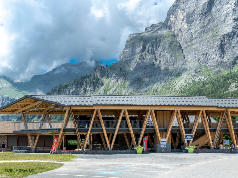 Passerelle d’accès du chalet accueil de Plaine Joux à PASSY architecture par Bernard Vaudaux-Ruth et N&BO Architectes Associés