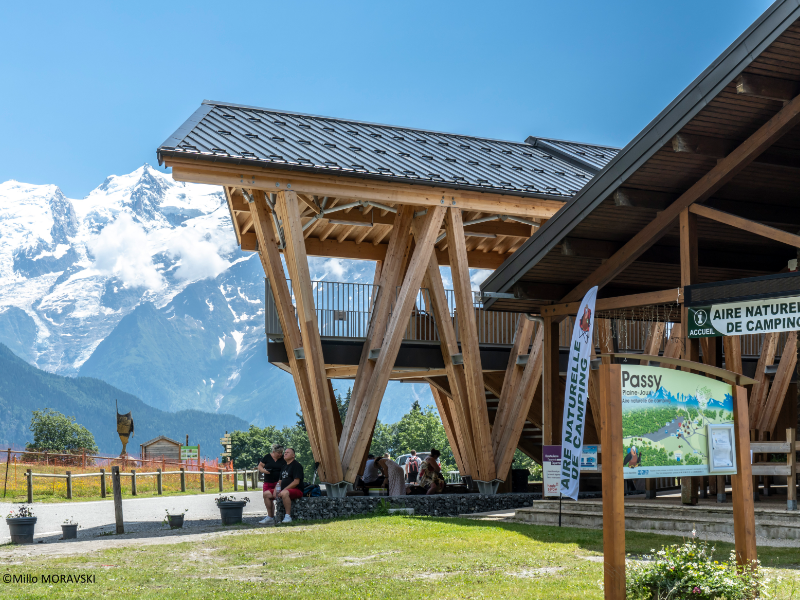 Architecture de la passerelle d’accès du chalet accueil de Plaine Joux à PASSY conçue par Bernard Vaudaux-Ruth et N&BO Architectes Associés