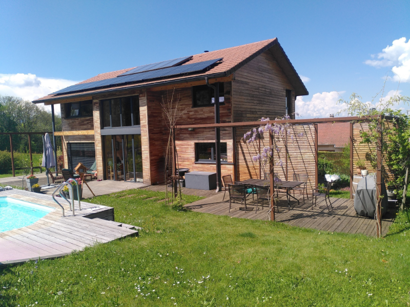 Maison d’architecte en bois avec piscine en Haute-Savoie conçue par Bernard Vaudaux-Ruth à Boëge