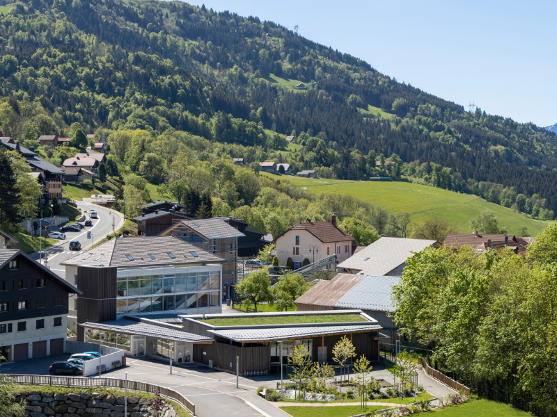Rénovation et extension de l’école de Bogève Haute-Savoie conçue par Bernard Vaudaux-Ruth et N&BO Architectes