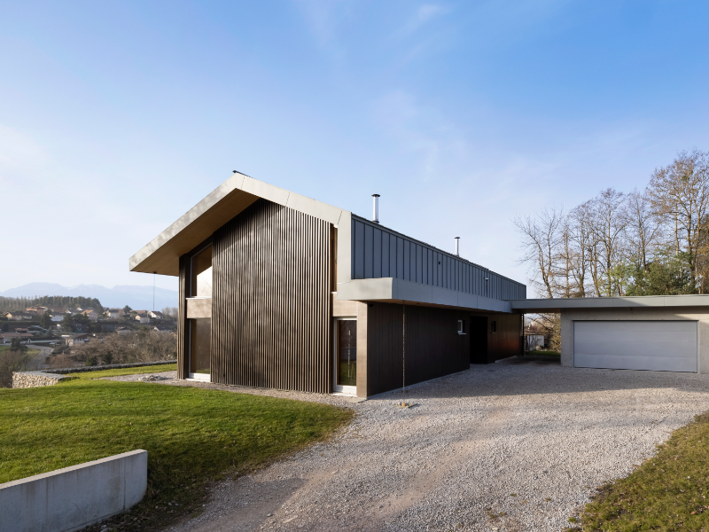 La toiture épurée reprend les codes de l’architecture vernaculaire par N&BO Architectes Associés Fillinges