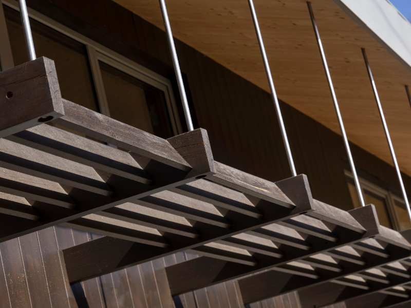 Le lattis bois donne du relief aux façades conception N&BO Architectes Associés