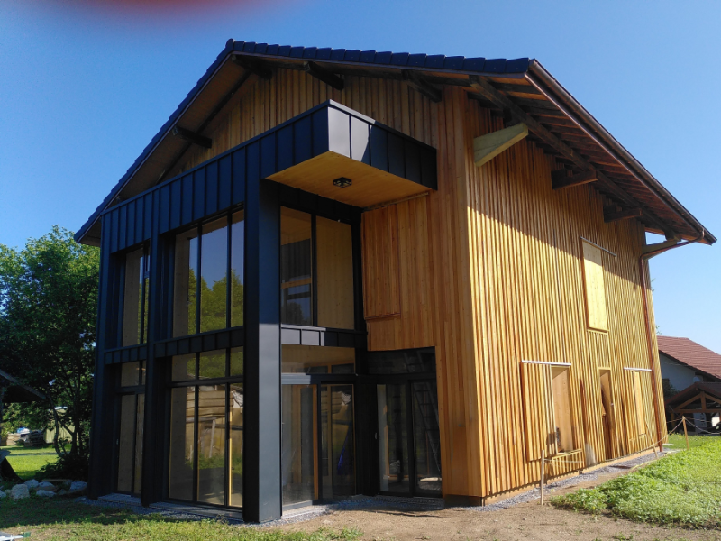Rénovation en bois et extension d’une maison de village à St-Jean de Tolome par l’architecte Bernard Vaudaux-Ruth