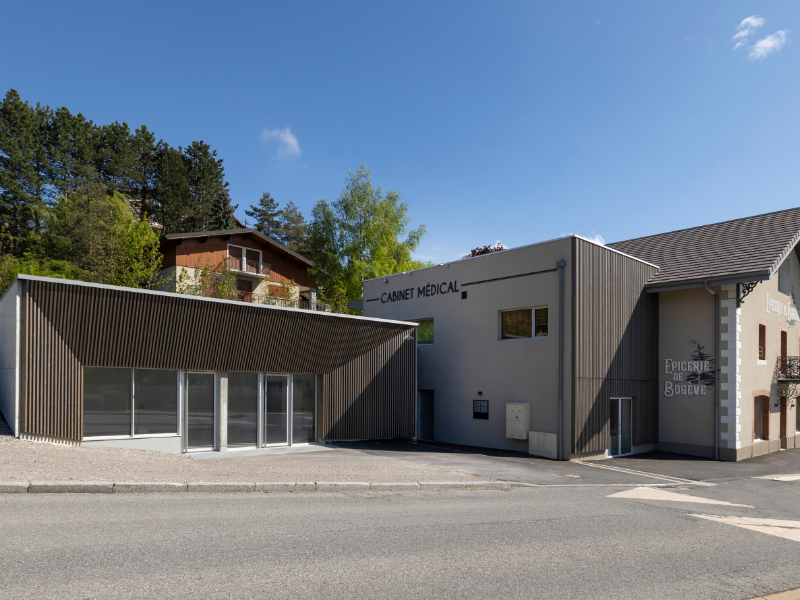 Coopérative de Bogève avec commerce et centres médical et paramédical architecture par Bernard Vaudaux-Ruth et N&BO Architectes Associés