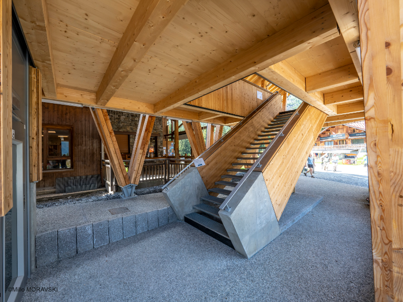 Escalier en bois du chalet d’accueil de Plaine Joux à PASSY architecture par Bernard Vaudaux-Ruth et N&BO Architectes