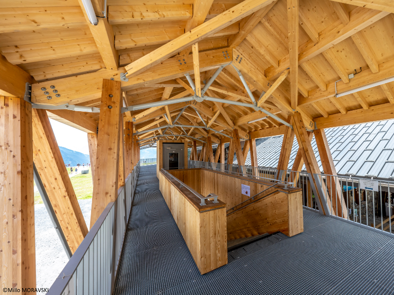 Coursive en bois du chalet d’accueil de Plaine Joux à PASSY architecture par Bernard Vaudaux-Ruth et N&BO Architectes