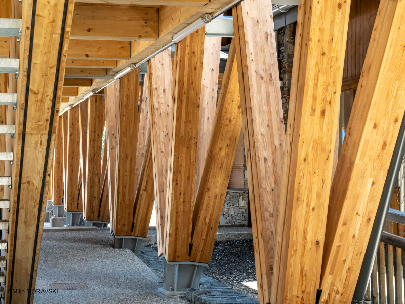 Charpente bois du chalet d’accueil de Plaine Joux à PASSY architecture par  Bernard Vaudaux-Ruth et N&BO Architectes