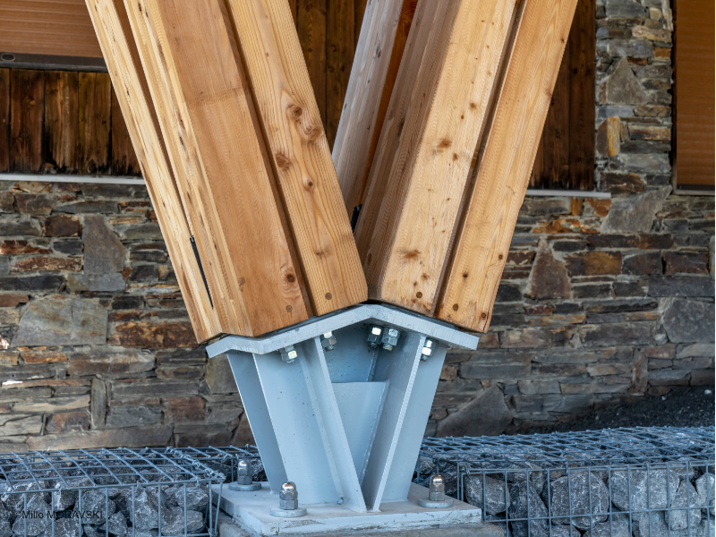 Charpente bois et métal de la passerelle de Plaine Joux près de Chamonix conçue par Bernard Vaudaux-Ruth et N&BO Architectes 