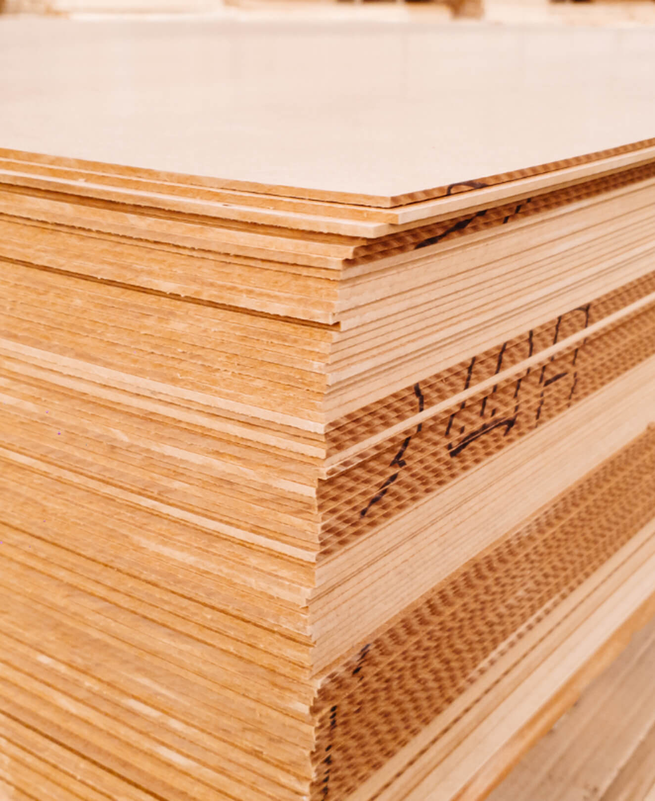 Stack of plywood boards – reusable construction material available on Enke