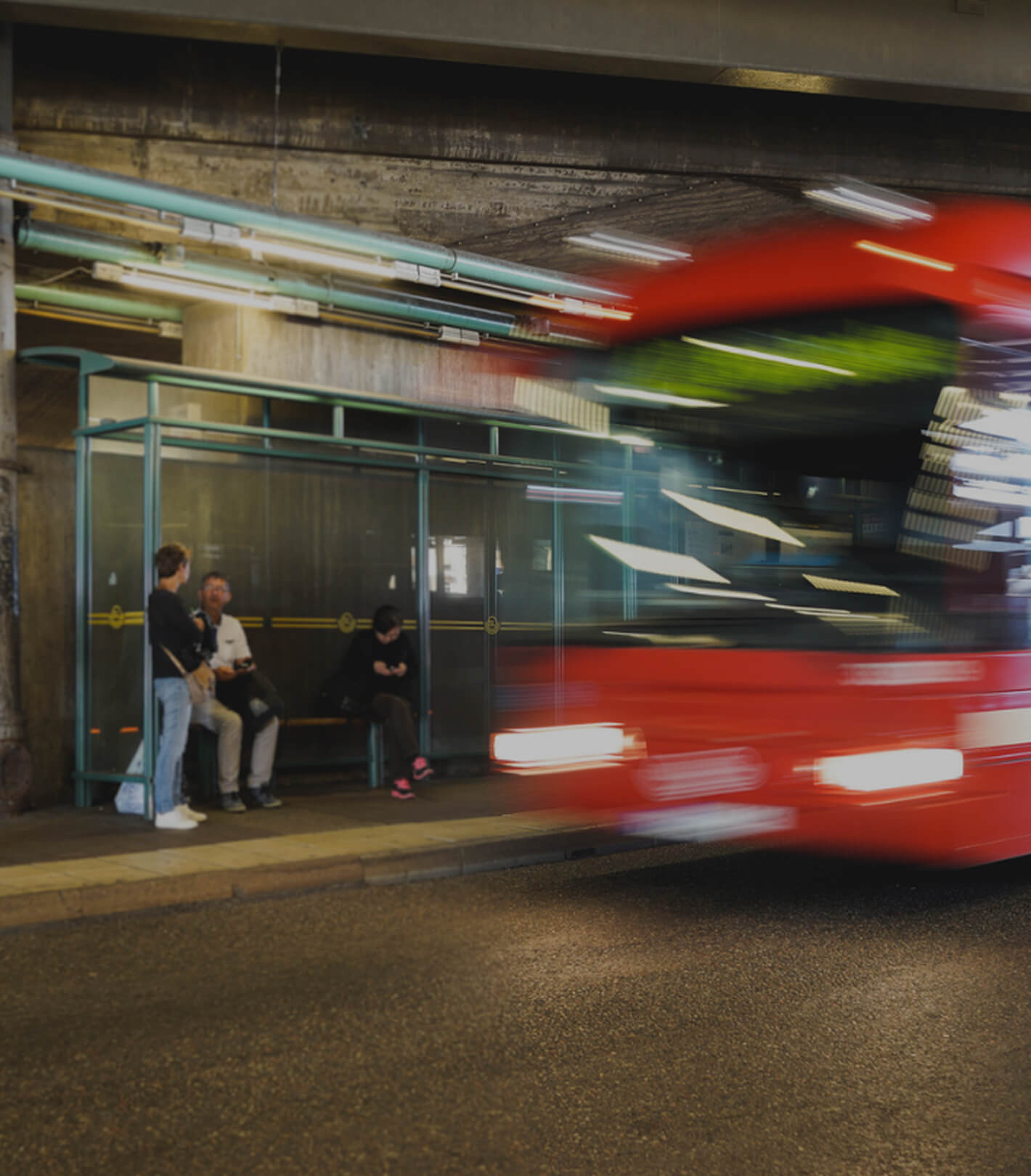 Red bus in motion on a city street – Flowmapper transforming public transport planning in real-time