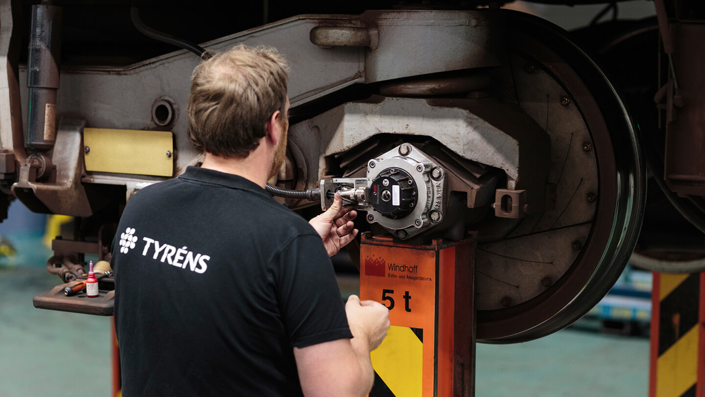 Engineer performing predictive maintenance on railway equipment – QTMS innovation by Tyréns