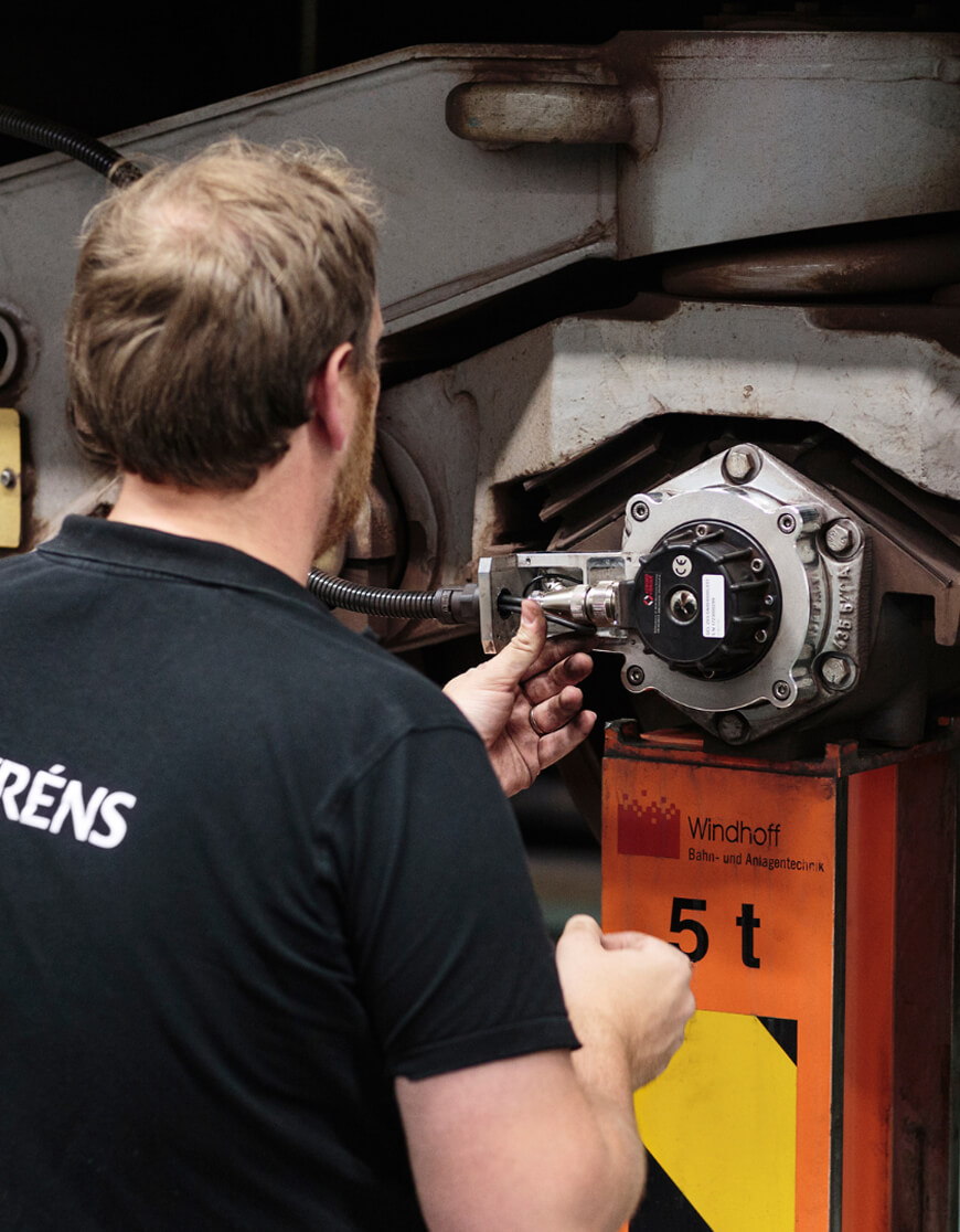 Engineer performing predictive maintenance on railway equipment – QTMS innovation by Tyréns