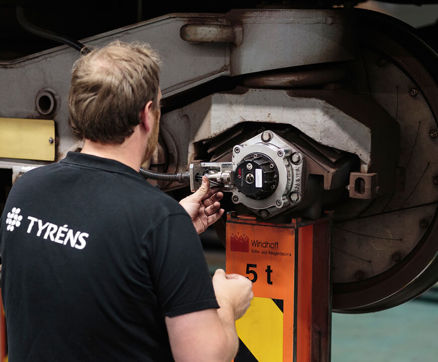 Engineer performing predictive maintenance on railway equipment – QTMS innovation by Tyréns