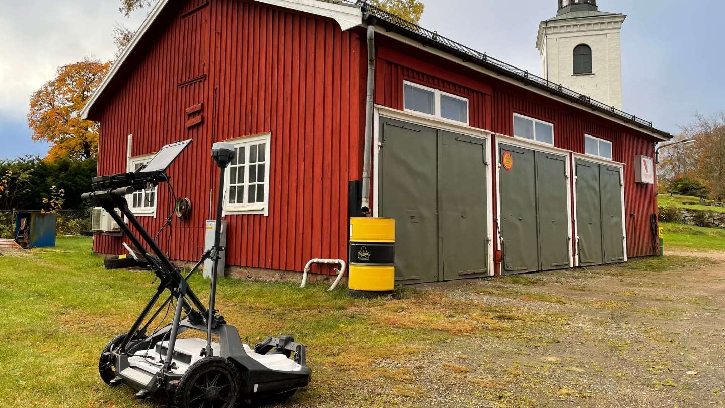 Tyréns ground-penetrating radar in action close to a church