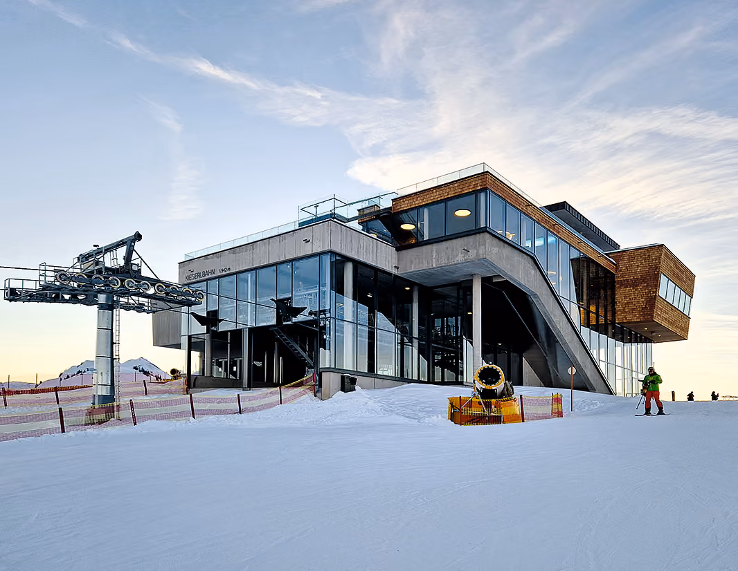 Moderne Bergstation der Kieserlbahn im Abendlicht
