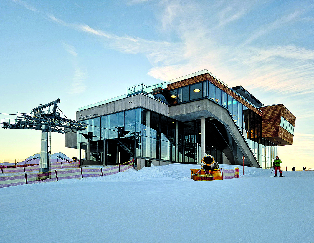 Moderne Bergstation der Kieserlbahn im Abendlicht