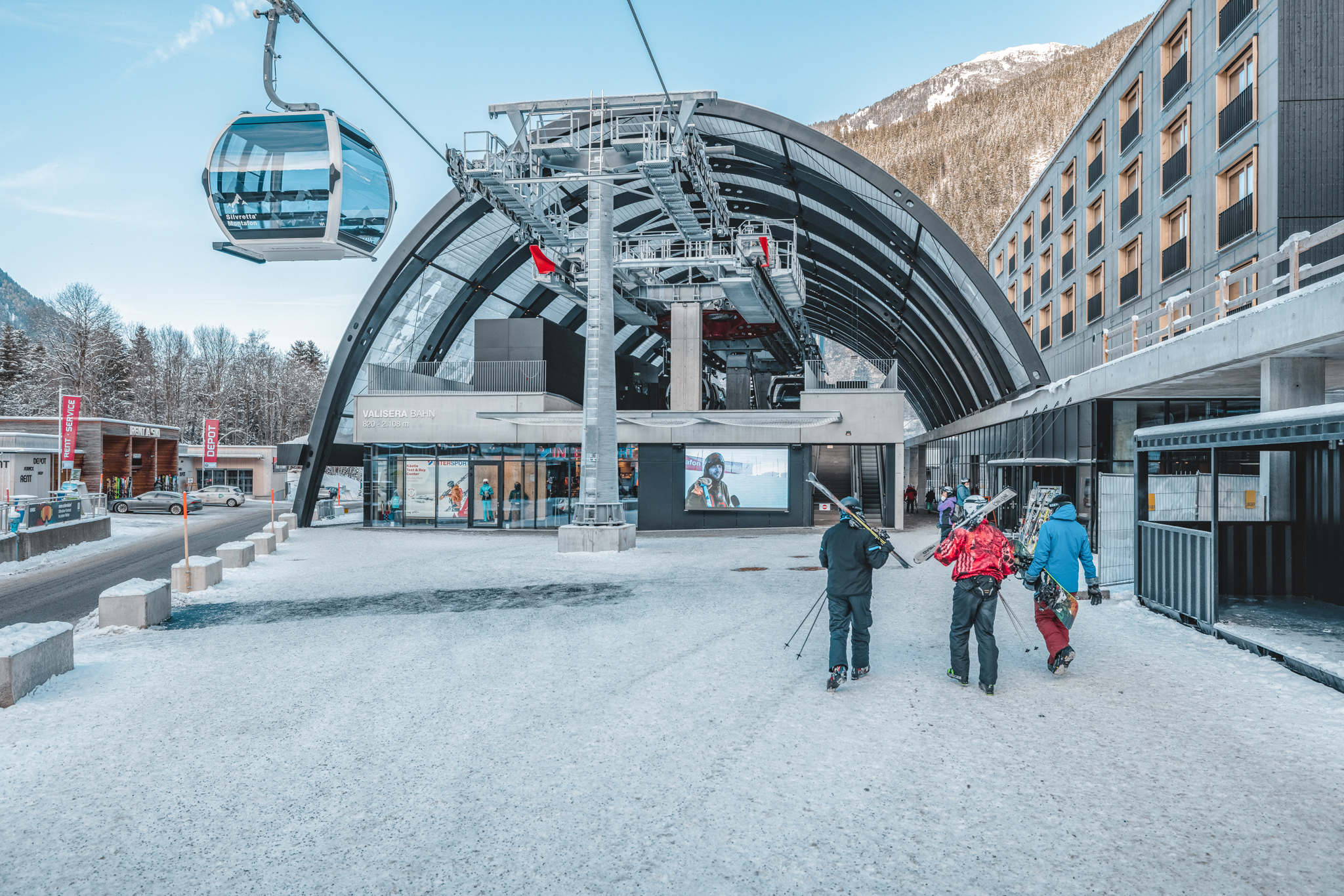 Skifahrer vor der Talstation der Valisera Bahn in winterlicher Landschaft