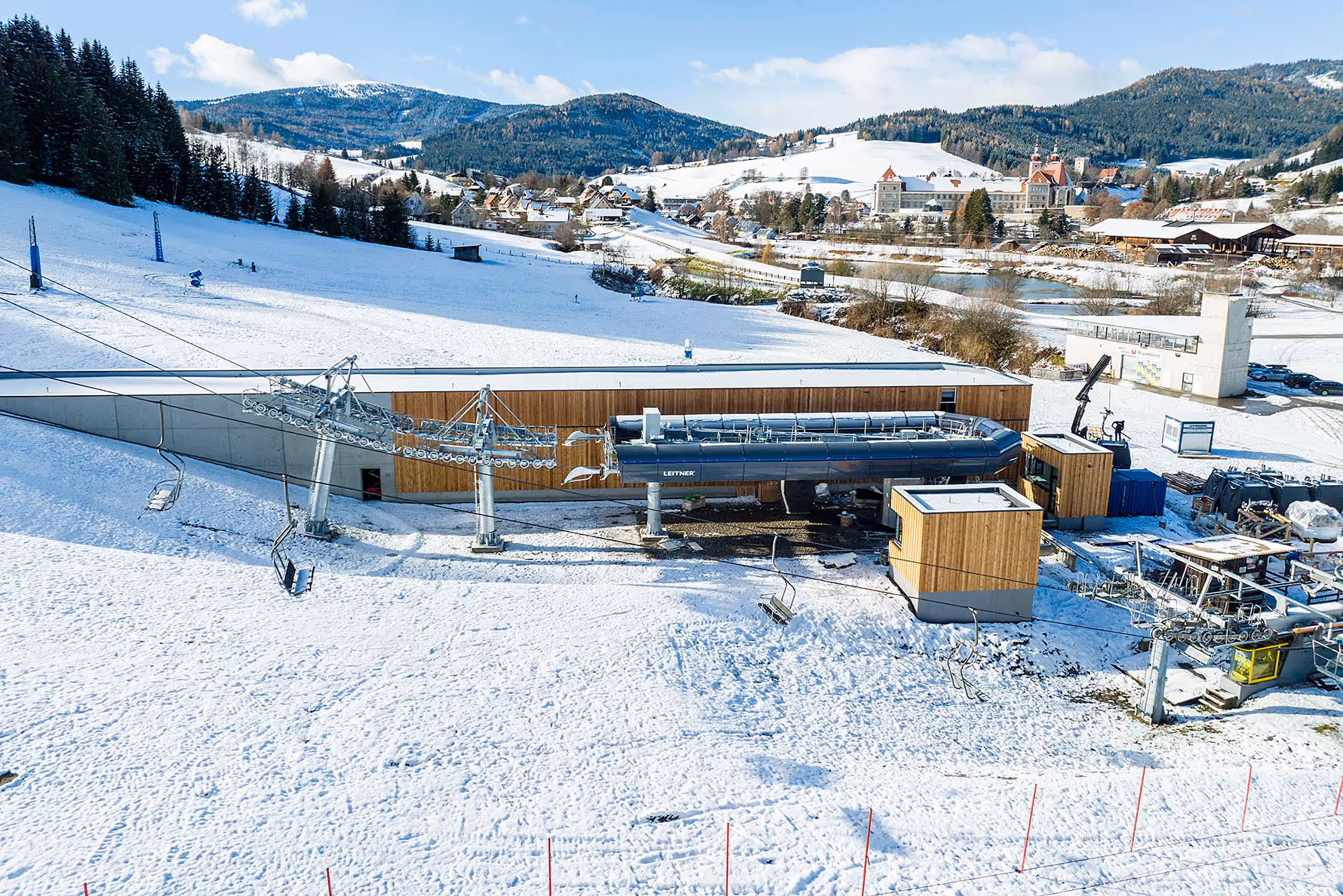Talstation der Ski Grebenzen Bahn in St. Lambrecht im verschneiten Gelände