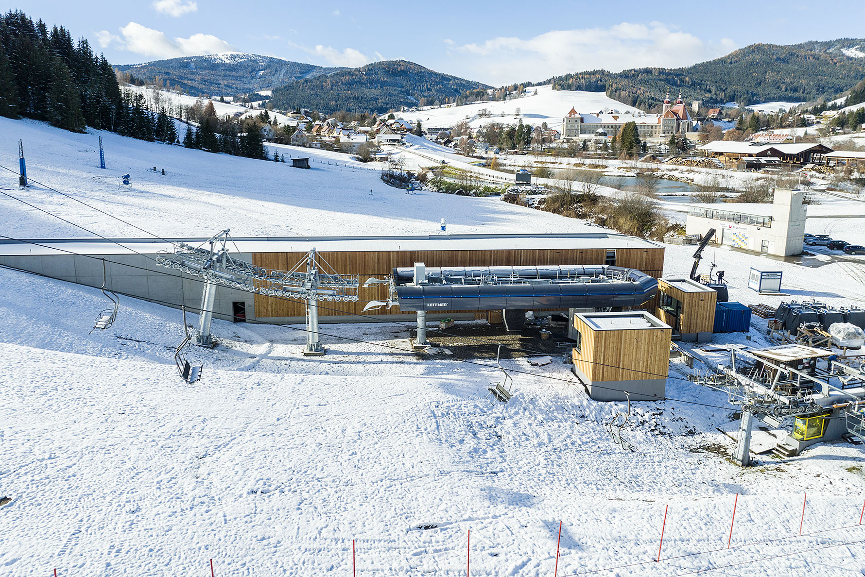Talstation der Ski Grebenzen Bahn in St. Lambrecht im verschneiten Gelände
