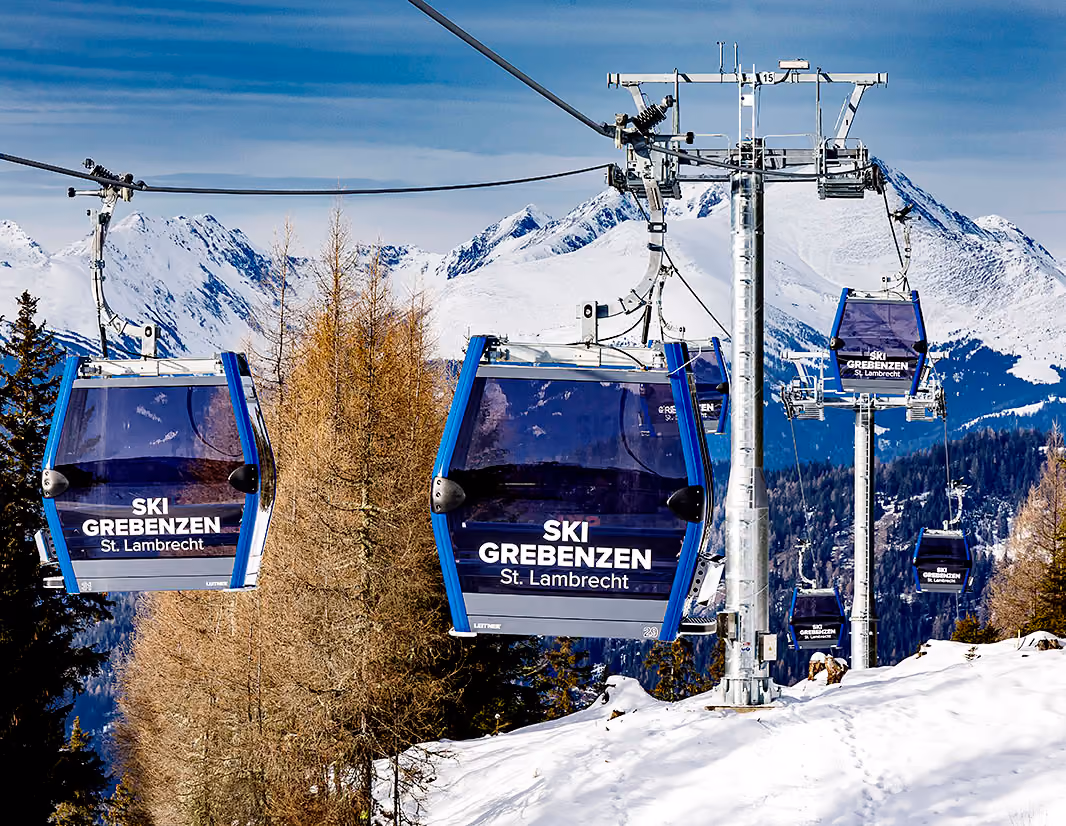 Blauglas-Gondeln der Ski Grebenzen Bahn in St. Lambrecht im Winterbetrieb