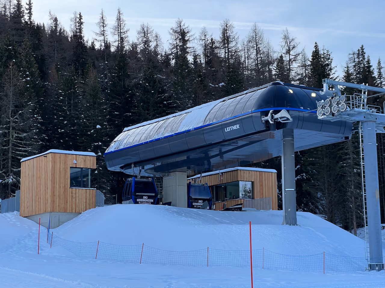 Moderne Bergstation der Ski Grebenzen Bahn von Leitner im verschneiten Gelände