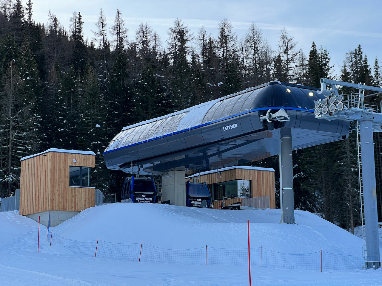 Moderne Bergstation der Ski Grebenzen Bahn von Leitner im verschneiten Gelände