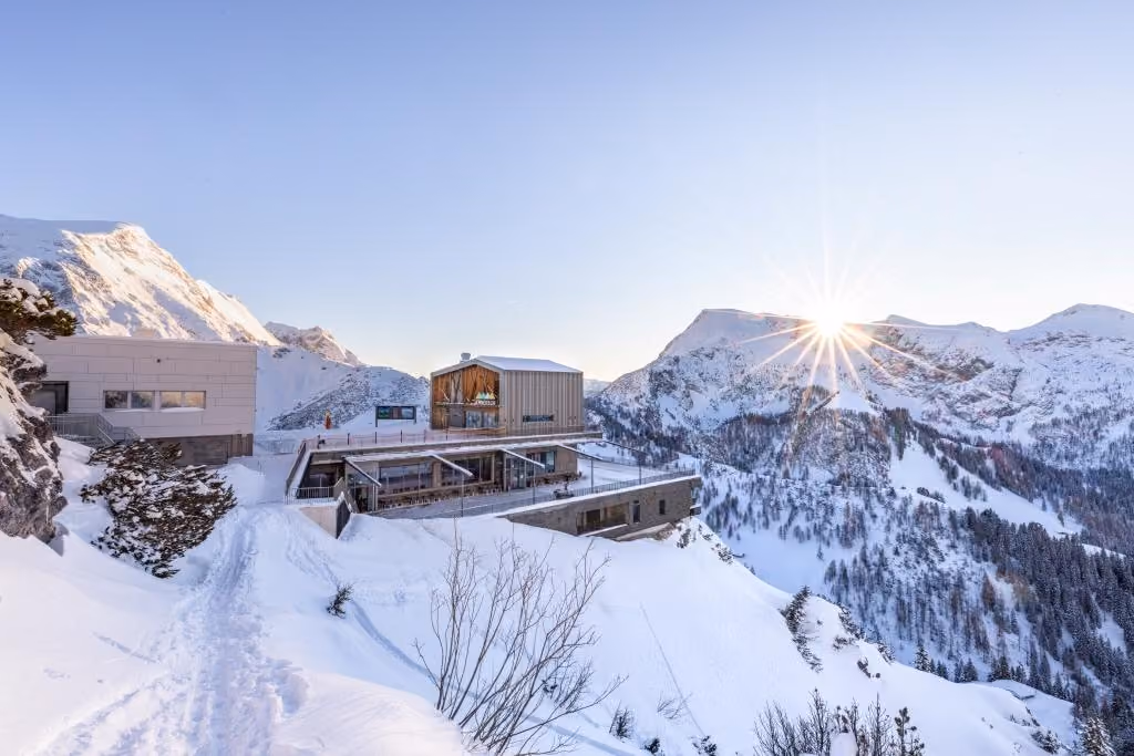Bergstation der Jennerbahn im Schnee bei Sonnenaufgang