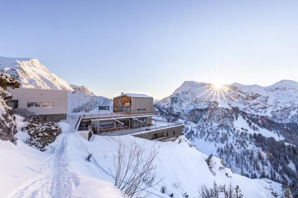 Bergstation der Jennerbahn im Schnee bei Sonnenaufgang
