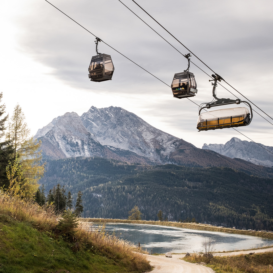 Gondeln und Sessellift der Jennerbahn vor dem Watzmann
