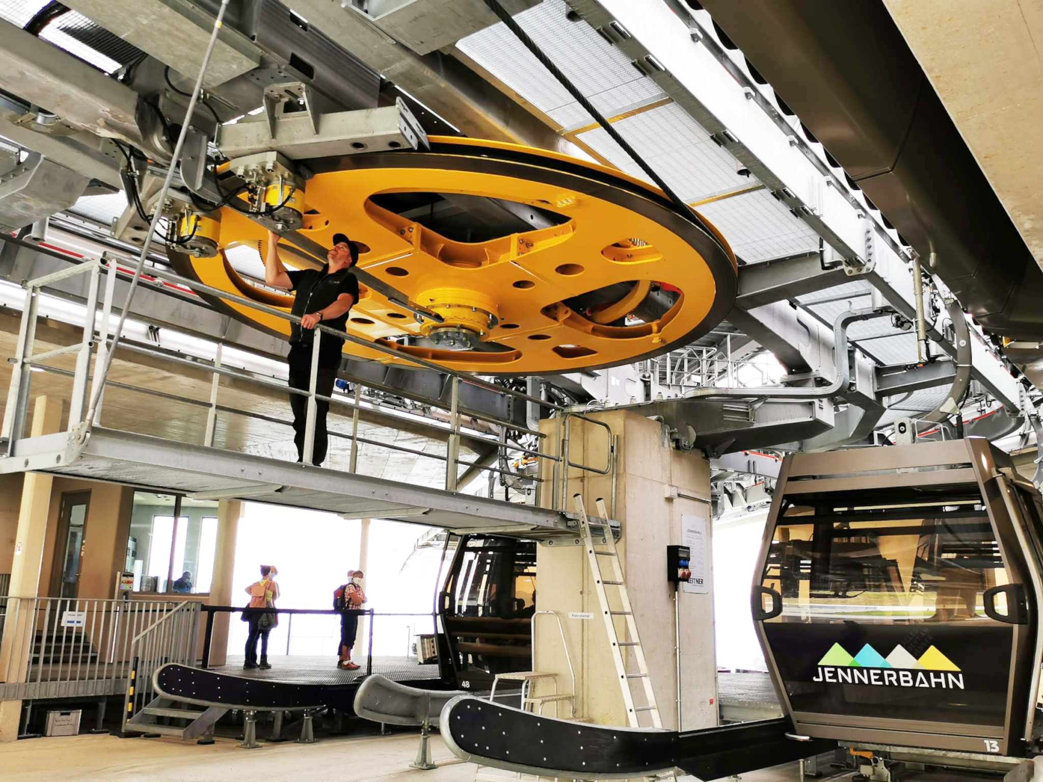 Techniker wartet die Umlenkscheibe der Jennerbahn