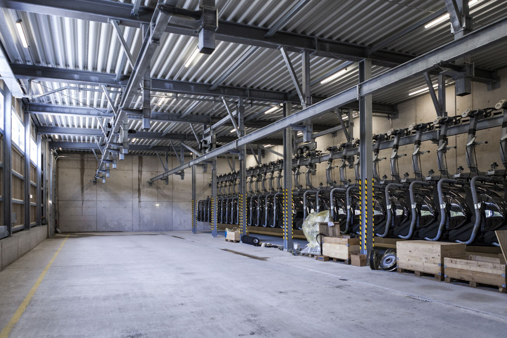 Innenansicht der Garagierungshalle mit gelagerten Sesseln der Sesselbahn und sichtbarer Deckenkonstruktion